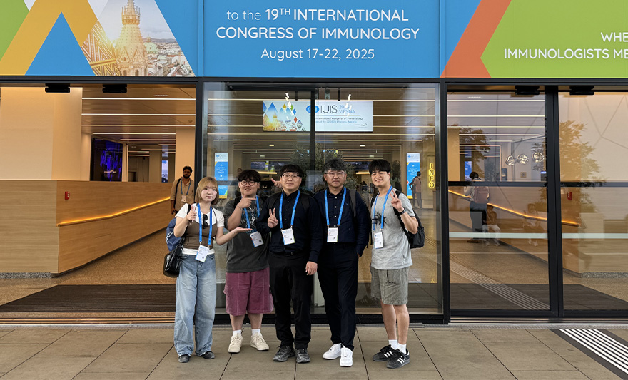 아주대학교 분자과학기술학과 석·박사 통합과정 최홍서 학생이 세계면역학회에서 주최하는 <국제면역학회(IUIS) 2025>에서 ‘대한면역학회(KAI) 국제 발표우수상’을 받았다. 최홍서 학생은 ‘건선 피부에 침투된 대식세포에서 발현하는 카나비노이드 수용체 1(CB1R) 제어를 통한 건선 치료 메커니즘 규명’이라는 주제의 연구로 수상했다. 해당 연구는 건선 피부에 침투된 대식세포의 CB1R을 제어하고, 건선 피부염 모델에서 염증제어 효과의 메커니즘을 밝혀냈다. 